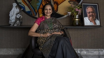 Rekha Jhunjhunwala owned 25 stocks, and the value of which surged by 14 per cent this quarter to ₹39,000 crore (HT file photo/Satish Bate) Rekha Jhunjhunwala owned 25 stocks, and the value of which surged by 14 per cent this quarter to ₹39,000 crore (HT file photo/Satish Bate)
