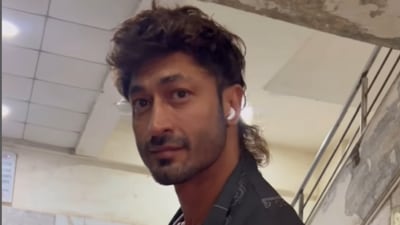 Vidyut Jammwal reacts to compliment over his nude pics. Vidyut Jammwal reacts to compliment over his nude pics.