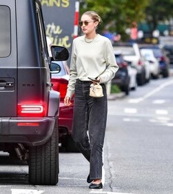 Supermodel Gigi Hadid pairs the flats with a casual outfit Supermodel Gigi Hadid pairs the flats with a casual outfit