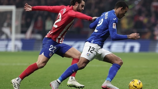 Atletico Madrid's Spanish defender Mario Hermoso fights for the ball with Getafe's English forward Mason Greenwood. (AFP)