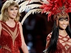 Taylor Swift (L) and Nicki Minaj perform onstage during the 2015 MTV Video Music Awards. (AFP photo)