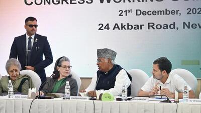 Congress leaders Ambika Soni, Sonia Gandhi, Mallikarjun Kharge and Rahul Gandhi during CWC meeting, in New Delhi (Vipin Kumar/HT) Congress leaders Ambika Soni, Sonia Gandhi, Mallikarjun Kharge and Rahul Gandhi during CWC meeting, in New Delhi (Vipin Kumar/HT)