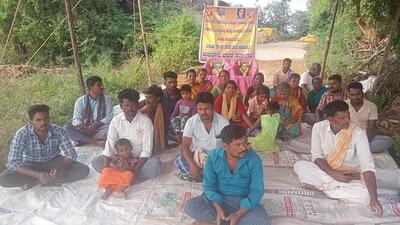 Dalit community stages dharna in the Malakanahalli village of Haveri district on Wednesday. (HT photo) Dalit community stages dharna in the Malakanahalli village of Haveri district on Wednesday. (HT photo)