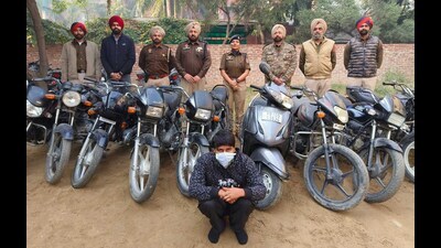 Minor among six held for vehicle lifting Minor among six held for vehicle lifting