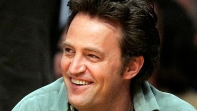 FILE PHOTO: U.S. actor Matthew Perry watches the Los Angeles Lakers NBA game against the Seattle Supersonics in Los Angeles November 3, 2006. REUTERS/Lucy Nicholson/File Photo (REUTERS)