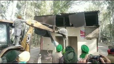 Protesters said the toll buildings were non-functional and were causing inconvenience to commuters at night, and the accidents had become a regular feature on the spot. (HT photo) Protesters said the toll buildings were non-functional and were causing inconvenience to commuters at night, and the accidents had become a regular feature on the spot. (HT photo)