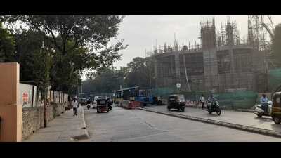 The PMC served notice to the Maha Metro after residents and civic activists raised concerns over traffic issues at Ganesh Khind Road. (HT PHOTO) The PMC served notice to the Maha Metro after residents and civic activists raised concerns over traffic issues at Ganesh Khind Road. (HT PHOTO)