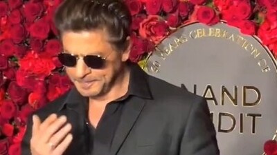 Shah Rukh Khan at Anand Pandit's birthday bash Shah Rukh Khan at Anand Pandit's birthday bash