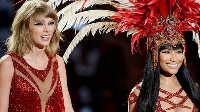 Taylor Swift (L) and Nicki Minaj perform onstage during the 2015 MTV Video Music Awards. (AFP photo) Taylor Swift (L) and Nicki Minaj perform onstage during the 2015 MTV Video Music Awards. (AFP photo)