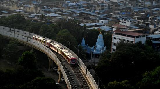 Navi Mumbai, India - Nov. 17, 2023:Commuters board Metro rail from Belapur Metro Station, after Line no. 1 from Belapur to Pendhar was opened for public at CBD Belapur in Navi Mumbai, India, on Friday, November 17, 2023. (Photo by Bachchan Kumar/ HT PHOTO) (HT PHOTO)