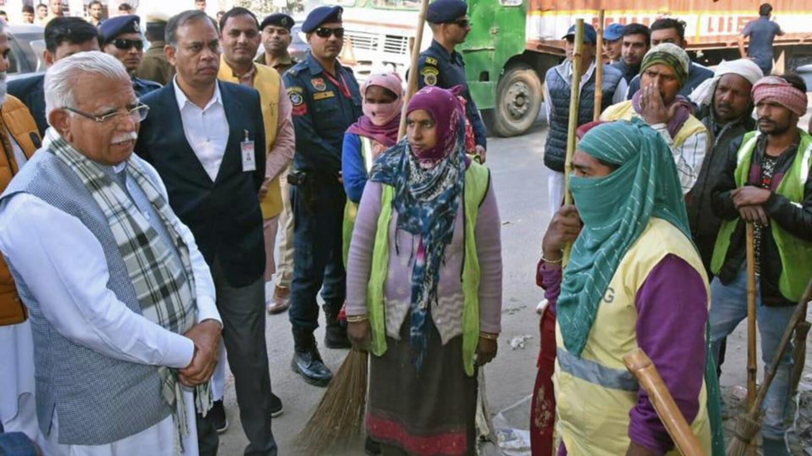 Khattar conducts surprise visit to Gurugram areas, penalises civic officials - Vimarsana News