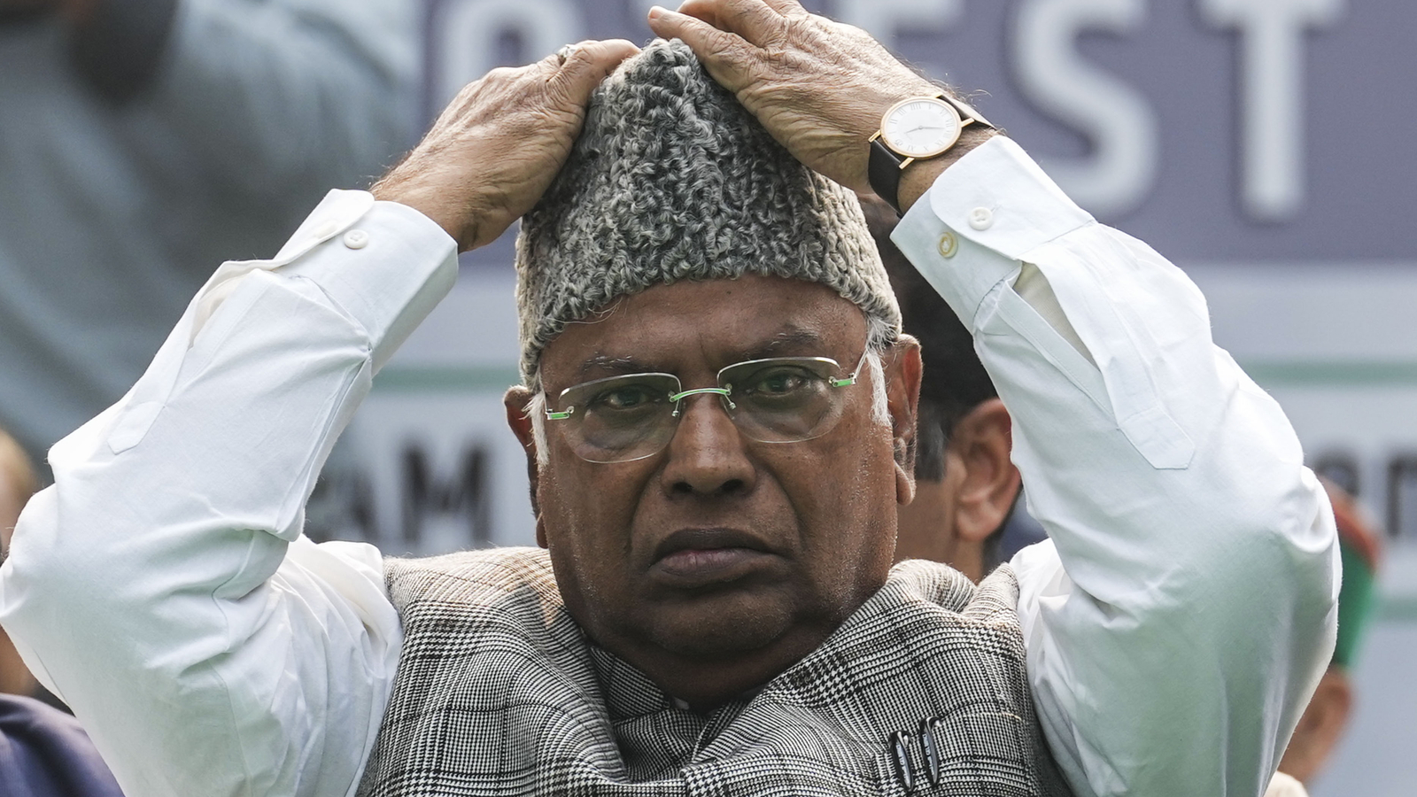 Kharge's Dalit reference as he targets V-P Dhankhar at INDIA bloc protest | Latest News India - Vimarsana News