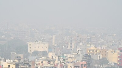A thick layer of smog blankets Noida on Friday. (Sunil Ghosh/HT Photo) A thick layer of smog blankets Noida on Friday. (Sunil Ghosh/HT Photo)