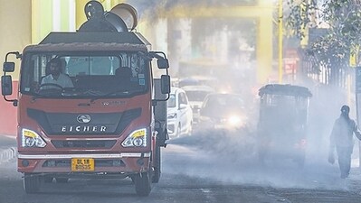 An anti-smog truck in Mayur Vihar on Friday. (Raj K Raj/HT Photo) An anti-smog truck in Mayur Vihar on Friday. (Raj K Raj/HT Photo)