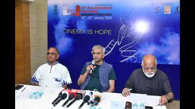 Dr Jabbar Patel (C) the director of PIFF, Ravi Gupta (L), secretary of Pune Film Foundation, and Samar Nakhate, chairman of the Film Selection Committee were present on the occasion. (HT PHOTO)