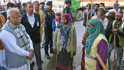 Haryana chief minister Manohar Lal Khattar takes stock of the cleanliness system in Gurugram on Thursday (ANI) Haryana chief minister Manohar Lal Khattar takes stock of the cleanliness system in Gurugram on Thursday (ANI)