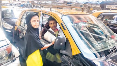 Mumbai Police have begun a drive against motorists and bikers at JJ junction and Bhendi Bazar junction, locals and children hand over the roses to motorists to urge them to stop unnecessary honking and follow traffic rules, Mumbai, India. Dec 22, 2023. (Photo by Raju Shinde/HT Photo) Mumbai Police have begun a drive against motorists and bikers at JJ junction and Bhendi Bazar junction, locals and children hand over the roses to motorists to urge them to stop unnecessary honking and follow traffic rules, Mumbai, India. Dec 22, 2023. (Photo by Raju Shinde/HT Photo)