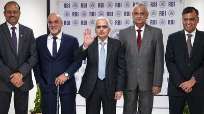 Mumbai: Reserve Bank of India (RBI) Governor Shaktikanta Das with Deputy Governors Michael Debabrata Patra, M. Rajeshwar Rao, Swaminathan Janakiraman and T Rabi Shankar arrives to address a press conference on monetary policy statement, at the RBI headquarters in Mumbai, Friday, Dec. 8, 2023.  (PTI Photo/Shashank Parade) (PTI12_08_2023_000094A) (PTI)