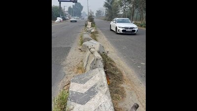 Road dividers installed on the skip road near Dugri flyover in Ludhiana on Friday. (Gurpreet Singh/HT) Road dividers installed on the skip road near Dugri flyover in Ludhiana on Friday. (Gurpreet Singh/HT)