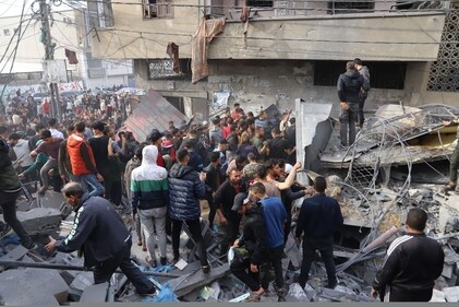 Palestinians search a building destroyed by an Israeli airstrike near the Kuwaiti hospital in Rafah, southern Gaza, on Wednesday, Dec. 20, 2023. (Bloomberg) Palestinians search a building destroyed by an Israeli airstrike near the Kuwaiti hospital in Rafah, southern Gaza, on Wednesday, Dec. 20, 2023. (Bloomberg)