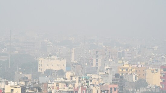 A thick layer of smog blankets Noida on Friday. (Sunil Ghosh/HT Photo)