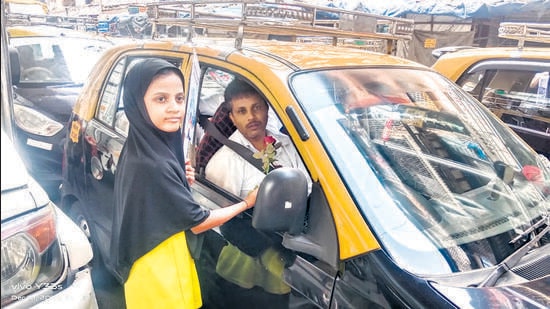 Mumbai Police have begun a drive against motorists and bikers at JJ junction and Bhendi Bazar junction, locals and children hand over the roses to motorists to urge them to stop unnecessary honking and follow traffic rules, Mumbai, India. Dec 22, 2023. (Photo by Raju Shinde/HT Photo)