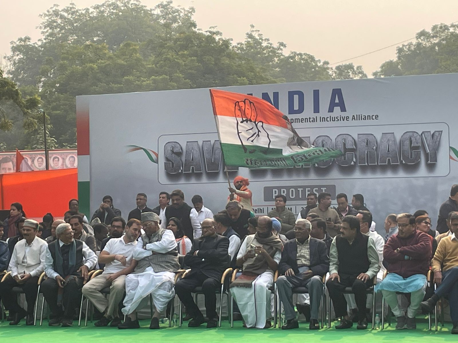 Mallikarjun Kharge and Rahul Gandhi along with other INDIA bloc leaders.  (Hindustan Times)