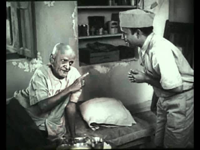 A scene from Golpo Holeo (Film still)