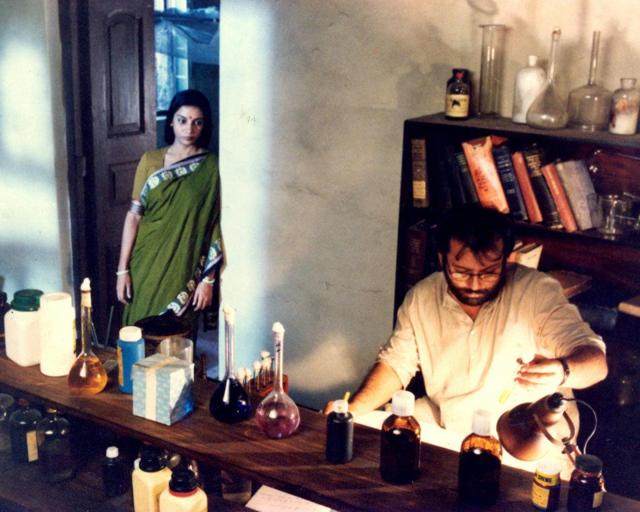 Shabana Azmi and Pankaj Kapur in Ek Doctor ki Maut. (Film still)