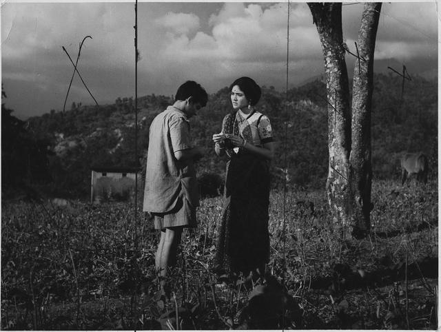 Partho Mukerjee and Vyjayanthimala in Hatey Bazarey. (HT Photo)