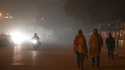 Locals out cycling or taking morning walks said the mercury fell significantly in the early hours of Saturday and the cold was extreme. (HT Photo/Praveen Kumar) Locals out cycling or taking morning walks said the mercury fell significantly in the early hours of Saturday and the cold was extreme. (HT Photo/Praveen Kumar)