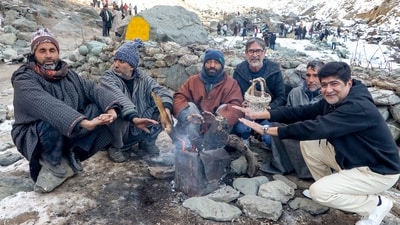 With a further dip in the mercury, locals were seen huddling around bonfires on the streets. (ANI) With a further dip in the mercury, locals were seen huddling around bonfires on the streets. (ANI)
