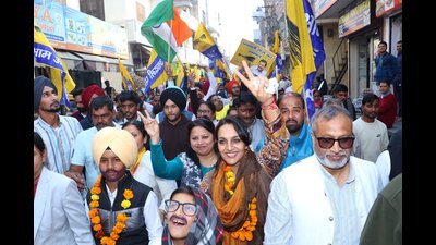 Aam Aadmi Party (AAP)’s state vice-president Chitra Sarwara during the Badlav Yatra in Karnal. (HT)