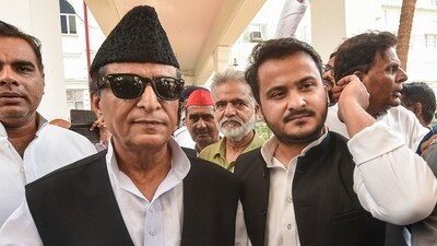 Samajwadi leader Azam Khan and his son Abdullah Azam (R). (PTI ) Samajwadi leader Azam Khan and his son Abdullah Azam (R). (PTI )