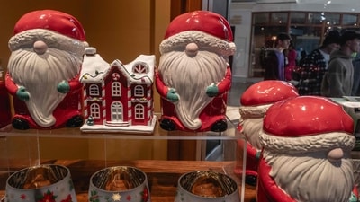 LOUISVILLE, KENTUCKY - DECEMBER 22: Christmas themed trinkets are displayed in a store at the St. Matthews Mall on December 22, 2023 in Louisville, Kentucky. Jon Cherry/Getty Images/AFP (Photo by Jon Cherry / GETTY IMAGES NORTH AMERICA / Getty Images via AFP) (Getty Images via AFP) LOUISVILLE, KENTUCKY - DECEMBER 22: Christmas themed trinkets are displayed in a store at the St. Matthews Mall on December 22, 2023 in Louisville, Kentucky. Jon Cherry/Getty Images/AFP (Photo by Jon Cherry / GETTY IMAGES NORTH AMERICA / Getty Images via AFP) (Getty Images via AFP)