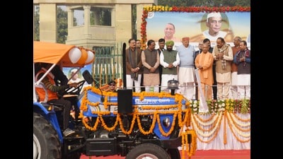 Uttar Pradesh CM Yogi Adityanath gave keys of tractors to 51 farmers in front of Vidhan Bhavan under Krishak Uphaar Yojana and flagged off the tractors in Lucknow on December 23, marking the birth anniversary of former PM Chaudhary Charan Singh. (HT photo) Uttar Pradesh CM Yogi Adityanath gave keys of tractors to 51 farmers in front of Vidhan Bhavan under Krishak Uphaar Yojana and flagged off the tractors in Lucknow on December 23, marking the birth anniversary of former PM Chaudhary Charan Singh. (HT photo)