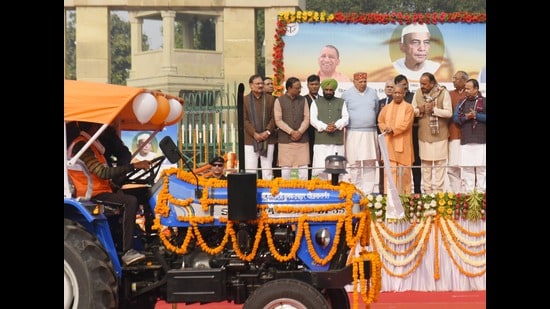 Uttar Pradesh CM Yogi Adityanath gave keys of tractors to 51 farmers in front of Vidhan Bhavan under Krishak Uphaar Yojana and flagged off the tractors in Lucknow on December 23, marking the birth anniversary of former PM Chaudhary Charan Singh. (HT photo)