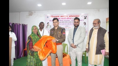 Deputy inspector general of police (DIG), Varanasi range, Akhilesh Chaurasia felicitating women. (HT Photo) Deputy inspector general of police (DIG), Varanasi range, Akhilesh Chaurasia felicitating women. (HT Photo)