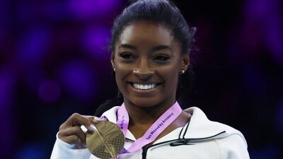Gymnastics - 2023 World Artistic Gymnastics Championships - Sportpaleis, Antwerp, Belgium - October 8, 2023 Gold medallist Simone Biles of the U.S. celebrates during the medal ceremony after winning the floor exercise at the women's apparatus finals. (REUTERS)