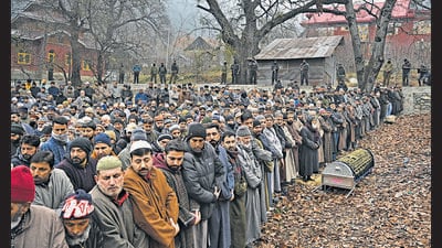 People offer prayers during Mohammad Shafi Mir’s funeral in Baramulla. (Waseem Andrabi/HT Photo) People offer prayers during Mohammad Shafi Mir’s funeral in Baramulla. (Waseem Andrabi/HT Photo)