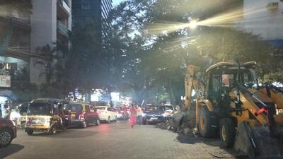 Dug-up roads and Christmas crowds cause massive traffic snarls, chaos in Bandra Dug-up roads and Christmas crowds cause massive traffic snarls, chaos in Bandra