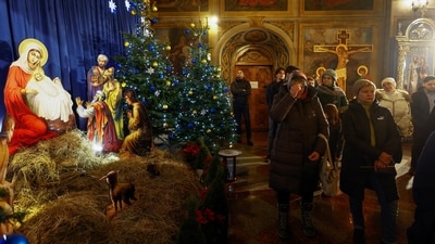 Believers attend a Christmas Eve service at the St. Michael's Golden-Domed Cathedral (Mykhailivskyi Zolotoverkhyi) as Ukrainians celebrate their first Christmas according to a Western calendar (REUTERS)