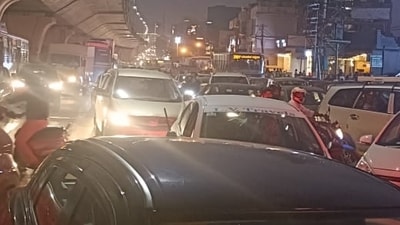 Many passengers who were supposed to go to the airport were also stuck in the traffic. Many passengers who were supposed to go to the airport were also stuck in the traffic.
