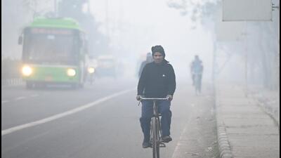 Mayur Vihar Phase 3 on a cold and smoggy Monday morning in New Delhi. (Sunil Ghosh/HT Photo) Mayur Vihar Phase 3 on a cold and smoggy Monday morning in New Delhi. (Sunil Ghosh/HT Photo)