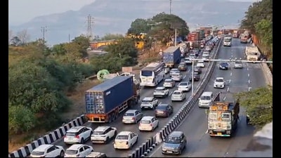 Owing to long weekends, the Pune Mumbai expressway witnessed traffic congestion. (HT PHOTO) Owing to long weekends, the Pune Mumbai expressway witnessed traffic congestion. (HT PHOTO)