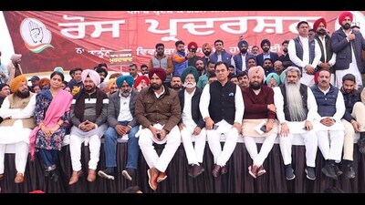 PPCC chief Amarinder Singh Raja Warring with other leaders addressing a protest rally in Jagraon. (HT) PPCC chief Amarinder Singh Raja Warring with other leaders addressing a protest rally in Jagraon. (HT)