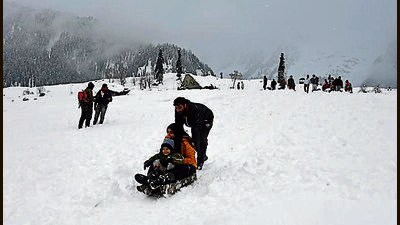 The ski resort of Gulmarg in north Kashmir near the Line of Control is buzzing with activity as tourists and locals arrive in droves on Christmas. (HT File Photo) The ski resort of Gulmarg in north Kashmir near the Line of Control is buzzing with activity as tourists and locals arrive in droves on Christmas. (HT File Photo)