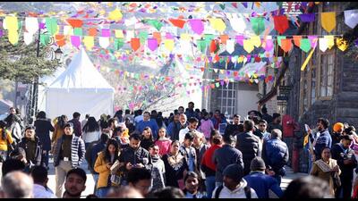 Tourists throng the Ridge in Shimla on Christmas. As many as 45,000 vehicles entered the town in the past three days. (Deepak Sansta/HT)
