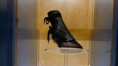 The black rubber boot used in Canada kept cow’s feet securely fastened while recuperating after injury or surgery. (Sunita Aron) The black rubber boot used in Canada kept cow’s feet securely fastened while recuperating after injury or surgery. (Sunita Aron)