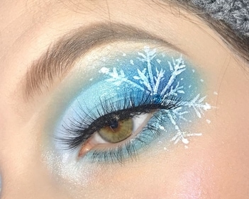 Snowflake accents adds a touch of frosty charm, bringing delicate snow-inspired patterns to enhance your holiday glamour. (Pinterest)